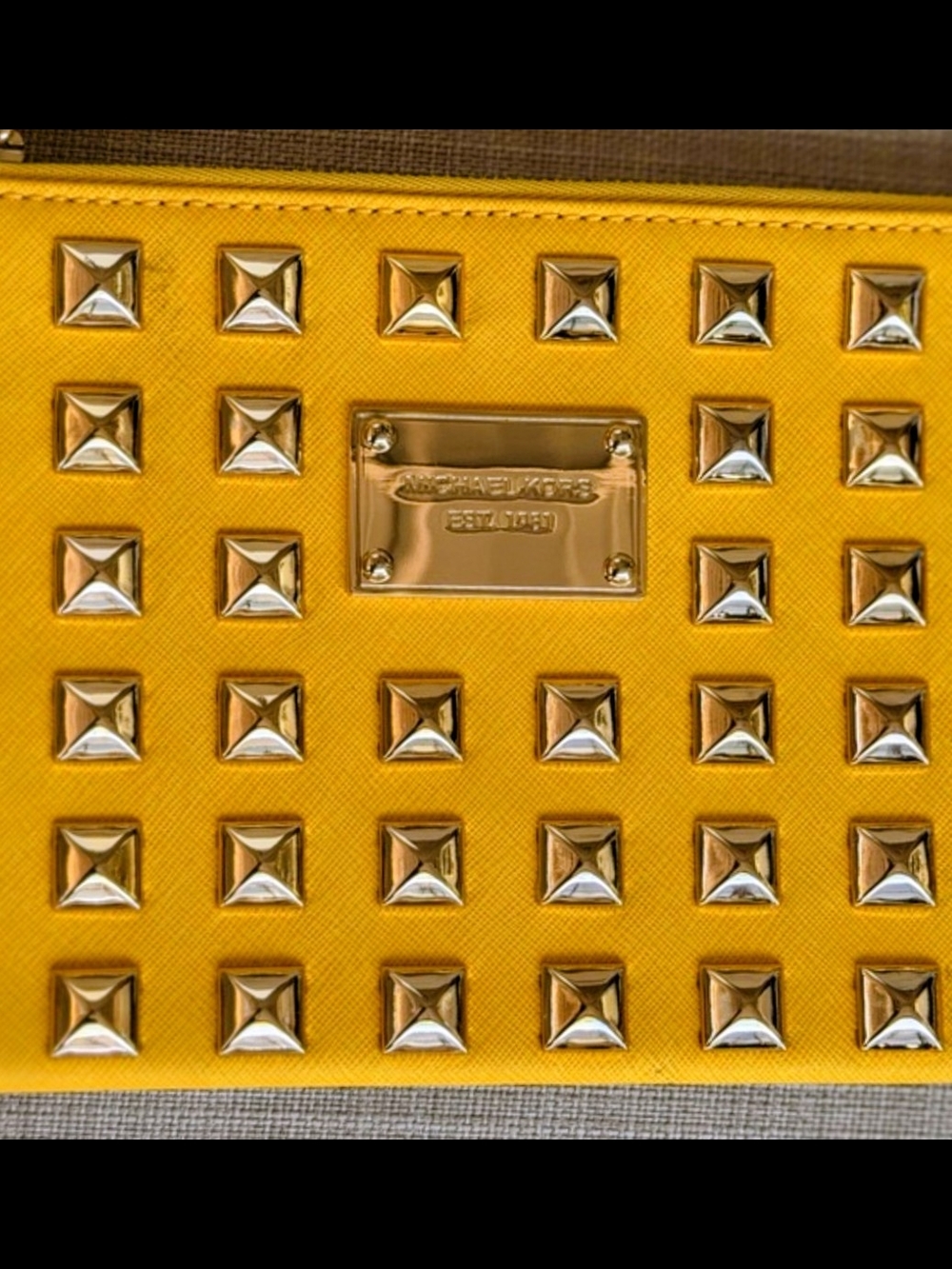 NWOT/NWT Michael Kors Yellow Pyramid Studded Women's Hamilton w Matching Clutch - Picture 13 of 13